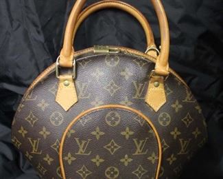  Authentic “Louis Vuitton” Ellipse Monogram SD 0040 “Bowler” Purse

Auction Estimate $500-$1000 – Located Glassware 