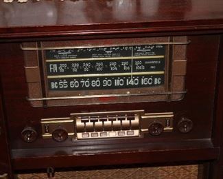 12FM779; appear to be bakelite knobs