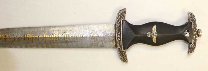 Lot 17: WWII German SS 1936 presentation dagger with leather cover scabbard makers mark P.D. Luneschloss, Solingen, damascus blade – right markings – extremely rare – authenticity unverified – looks good – must inspect