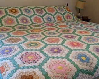 Beautiful hand made quilt - Grandmother's Flower Garden