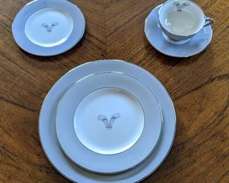 8 place settings Syracuse fine china Coronet 44 pieces