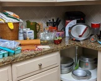 Kitchen items including an Airfryer