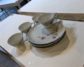 Set of 4 tea cups and plates