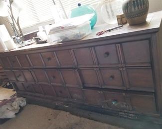 Solid wood dresser
Needs tlc
$40!