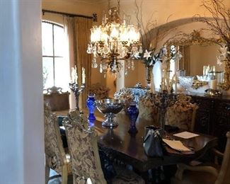 Gorgeous dining set & look at that chandelier ๐