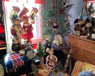 The teddy bear Christmas tree and vintage toys