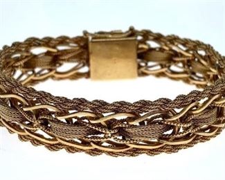 Beautiful 14k yellow gold basket weave with spiral link chain border bracelet. Plunger clasp with figure 8 safety. Marked 14K. 38 gms. Length: 7.5 in. Condition: Good with two minor repairs on spiral border
