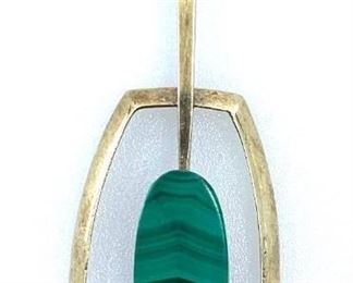 14k yellow gold pendant with elongated oval shape malachite in center. Modern design. Marked 14K. Length: 1.75 in.  Total wt. 5 g.