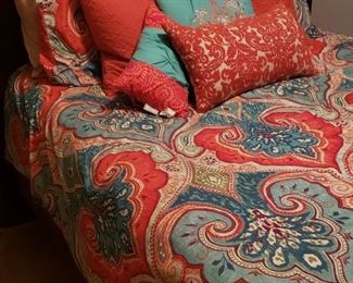 Queen size comforter/pillows