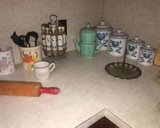 Assorted kitchen ware