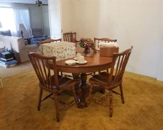COUNTRY ROUND MAPLE TABLE AND CHAIRS