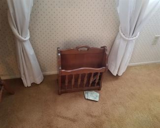 VINTAGE MAGAZINE RACK