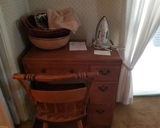 SINGER SEWING MACHINE IN CABINET AND CHAIR