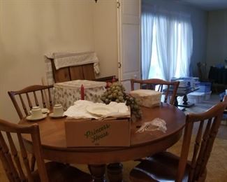 ROUND COUNTRY KITCHEN TABLE