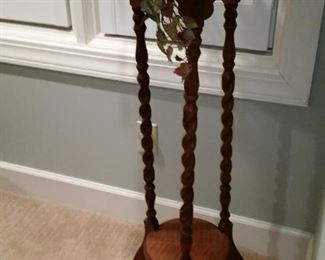 Plant stand with spiral legs