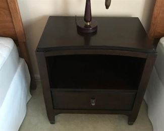 Bassett night stand.  Excellent condition.  Matches chest.  