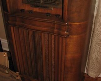 Vintage RCA Victor tube radio