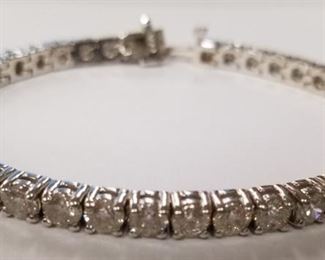11.81ct 18K diamond tennis bracelet