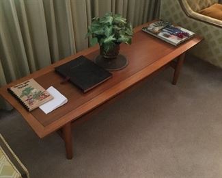 Coffee table. Very good shape.  Matches 2 end tables 