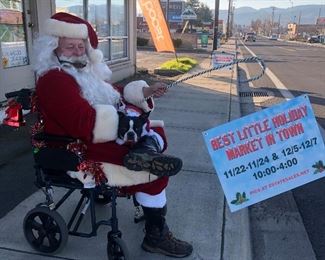 Our 2nd Santa has his own gig going streetside. :)