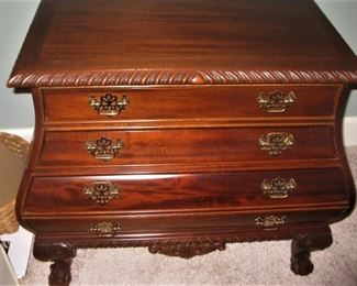 Bombe nightstand