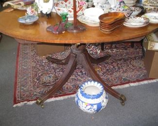 Oval pedestal table with 2 leaves