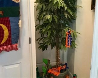 Gator items, nice fake tree