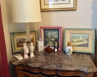 Paintings, fragrance, figurines, glass lamp