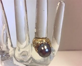 24. Ring South Sea black pearl - 18kt gold carved setting , size 6 3/4