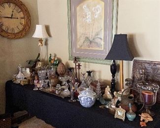 Lots of beautiful decorator items. 