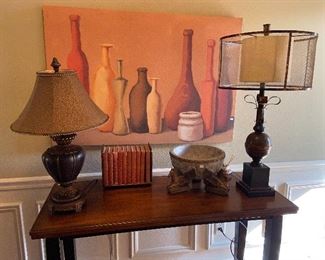 Nice foyer table, lamps.