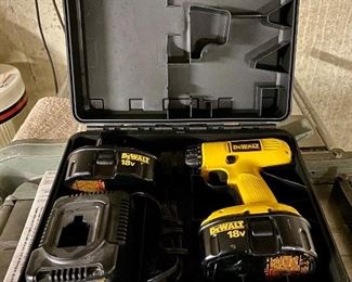 Dewalt power drill and case, battery