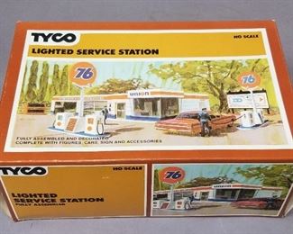 Tyco Lighted 76 Service Station in box