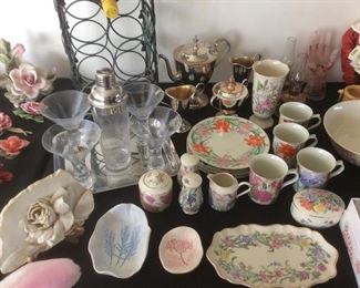 Lots of miscellaneous glassware