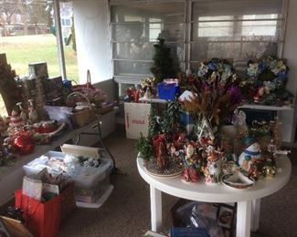 Lòts of Christmas decor