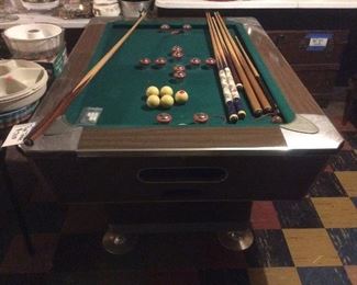 Bumper pool table