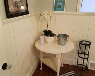 A corner of the guest bathroom