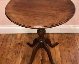 Vintage Tea Table https://ctbids.com/#!/description/share/292029