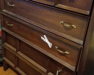 Chest of drawers