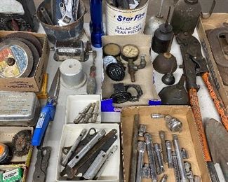 Oil Cans/Flashlights/Gauges