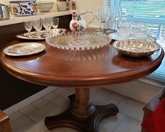 Pedestal round top dining table