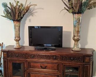 Universal Entertainment Stand