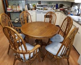 Round oak Table with 6 chairs
