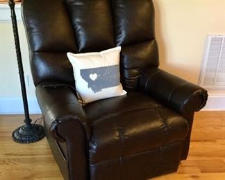 Motorized Lift Chair, excellent condition 