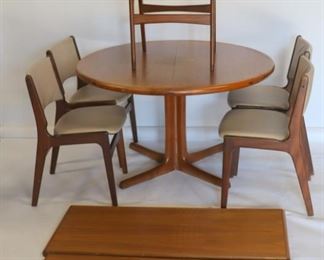 MIDCENTURY Drylund Dining Table And Chairs