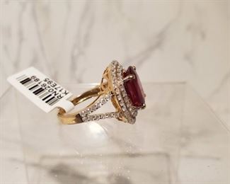 14KT YELLOW GOLD RUBY AND DIAMOND RING. TOTAL RETAIL VALUE: $5,000.00. MINIMUM RESERVE BID: $650.00.
