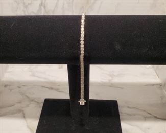 14KT WHITE GOLD CUSTOM MADE DIAMOND LADIES "TENNIS" BRACELET.                                                    4 prong settings.
Natural Diamonds.
7.5inches long. 
4.76 cts total diamond weight. 
Retail replacement value: $5,020.00
Minimum Reserved bid $1,350.00
