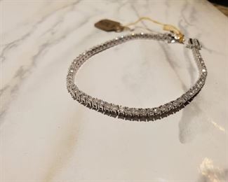 14KT WHITE GOLD CUSTOM MADE DIAMOND LADIES "TENNIS" BRACELET.                                                    4 prong settings.
Natural Diamonds.
7.5inches long. 
4.76 cts total diamond weight. 
Retail replacement value: $5,020.00
Minimum Reserved bid $1,350.00