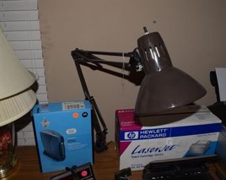 Floating arm desk lamp