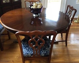 Round pedestal table with 4 chairs